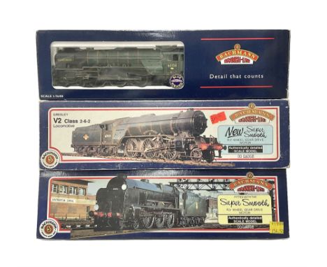 Bachmann ‘00’ gauge - 31402 Maunsell Class 4-6-0 ‘Sir Francis Drake’ locomotive no.30851 in BR green; 31552 Gresley Class V2 