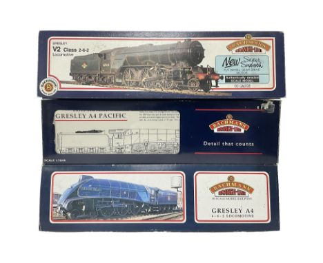 Bachmann ‘00’ gauge - 31551 Gresley Class V2 2-6-2 ‘Green Arrow’ locomotive no.60800 in BR black; 31954 Gresley Class A4 4-6-