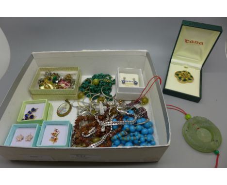 Vintage and other jewellery including clip-on earrings, Swarvoski crystal pendant and chain, a Tara enamel brooch, malachite,