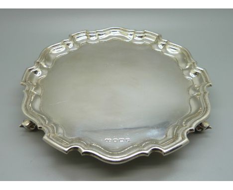 A silver tray on three feet, Sheffield 1957, 297g, 20.5cm 