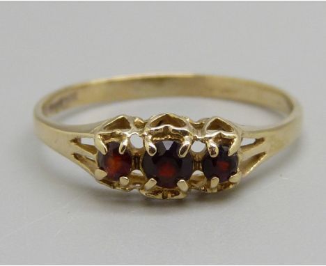 A 9ct gold three stone garnet ring, 1.1g, O 