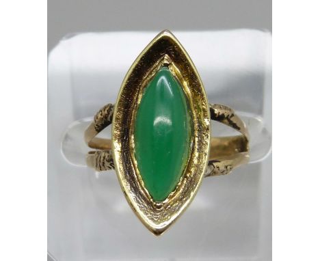 A 9ct gold and green stone ring, 3.4g, R 