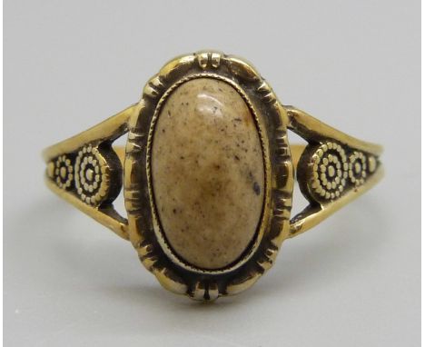 A silver gilt cabochon agate ring, Q 