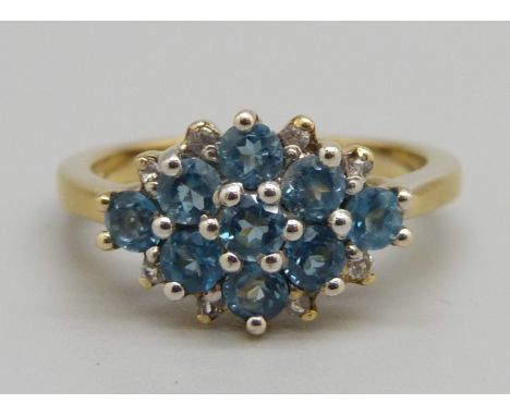 A silver gilt blue stone cluster ring, O 