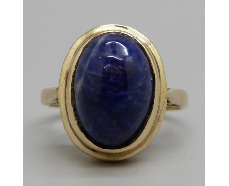 A 9ct gold and cabochon blue stone ring, 4.3g, O 