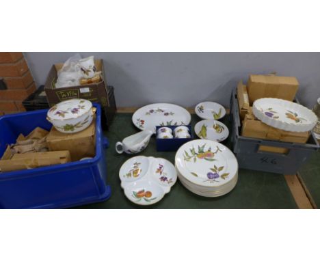 A collection of Royal Worcester Evesham table ware&nbsp;&nbsp;**PLEASE NOTE THIS LOT IS NOT ELIGIBLE FOR POSTING AND PACKING*