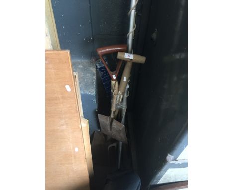BUNDLE OF GARDEN TOOLS