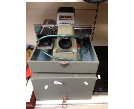 AN ARGUS 500 SLIDE PROJECTOR C1