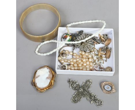 A box of vintage costume jewellery including horn bangle, pinchbeck carved shell cameo, Victorian mourning brooch etc