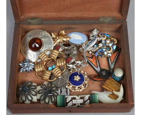 A box of vintage costume jewellery including Art Deco buckle, Scottish plaid brooch and other brooches etc.