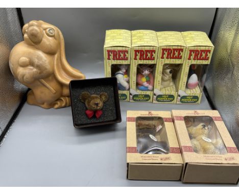 Wadeheath England - Rabbit, Boxed Steiff Bear Brooch, Two Boxed Steiff Club Bears, Four Salt or Pepper Pots. 
Good condition,