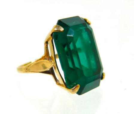 9ct Yellow Gold Statement ring set with a large Green Emerald Cut stone which measures 25 x 15mm. Total weight 6.4g Finger si