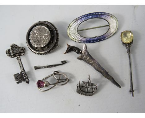 Various vintage sterling silver brooches total silver weight 48.4 grams.