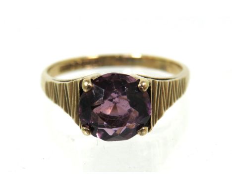 9ct Yellow Gold ring set with a large 10mm Amethyst.  Finger Size 'L-5'  2.1g   Hallmarked for Birmingham 1979