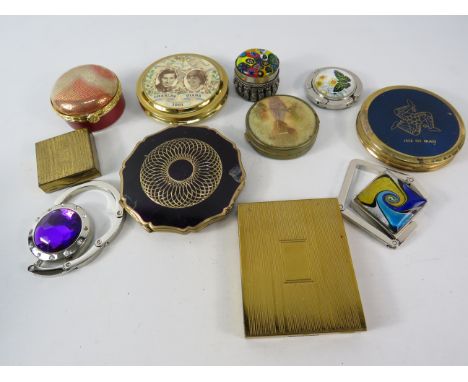 Mixed lot of compacts, trinket boxes etc.