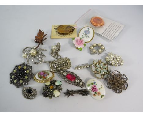 Various vintage costume jewellery brooches
