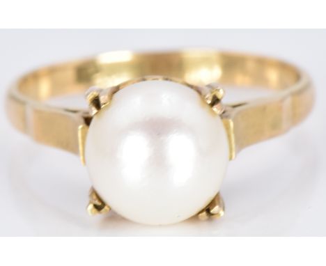 An 18k gold ring set with a pearl, 3.0g, size L/M
