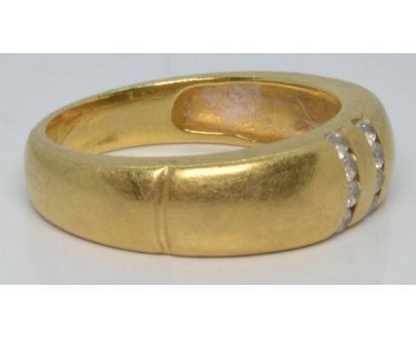 A yellow metal ring set with paste, 4.6g, size M/N