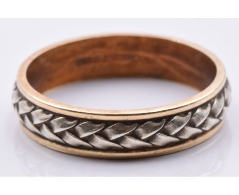 A 9ct bi-coloured ring with plaited decoration, 3.6g, size R
