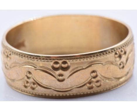 A 9ct gold wedding band/ ring with foliate decoration, 3g, size L