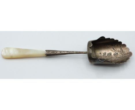 Edward VII hallmarked silver caddy spoon or scoop with mother of pearl handle, Birmingham 1902 maker's mark WHL likely for Wi