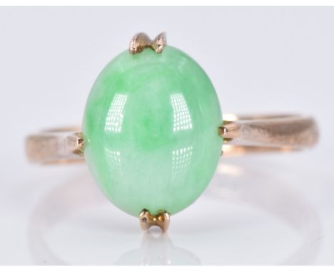 A 14k gold ring set with a jadeite cabochon, 2.6g, size K