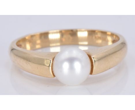 A 9ct gold ring set with a pearl, 3.4g, size P&nbsp;