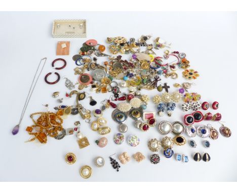 A collection of vintage earrings including pearl cluster etc
