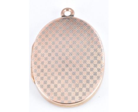 A yellow metal locket with bi-coloured chequered engine turned decoration, 2 x 2.6cm, 5g