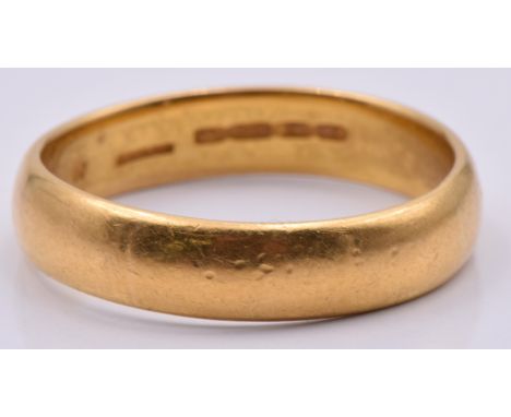 A 22ct gold wedding band/ ring, 7.2g, size U&nbsp;