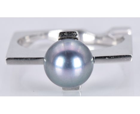 An 18ct white gold ring set with a grey pearl, 6.8g, size O
