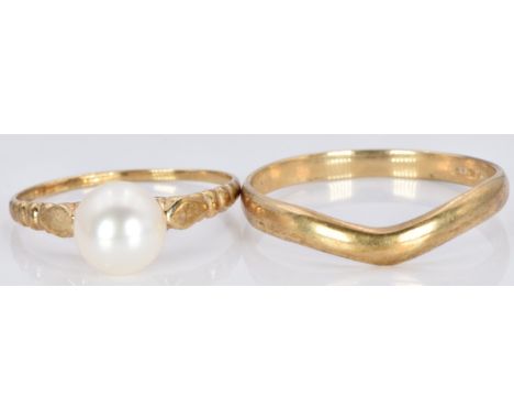 A 9ct gold ring set with a pearl and another 9ct gold ring, 2.5g, size R/S and L