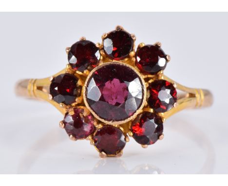 Victorian 9ct gold&nbsp;ring set with garnets in a cluster, 2.0g, size M&nbsp;