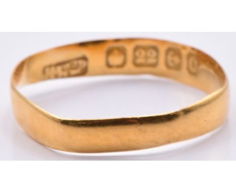 A 22ct gold wedding band/ ring, Birmingham 1913, 1.1g, size J