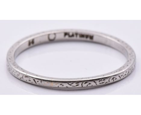 Art Deco platinum wedding band/ ring with engraved decoration, 2g, size N