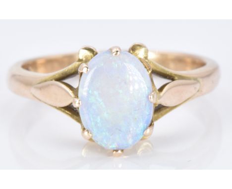 A 9ct gold ring set with an opal, 3.1g, size M