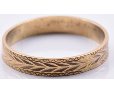 A yellow metal wedding band/&nbsp;ring with engraved decoration, 1.4g, size N