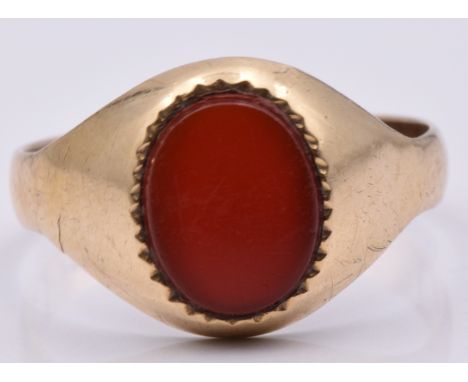 A 9ct gold ring set with agate, 2.6g, size R