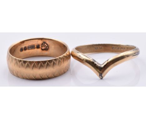 A 9ct gold wedding band/ ring and 9ct gold V ring, 4.9g, size K and N&nbsp;