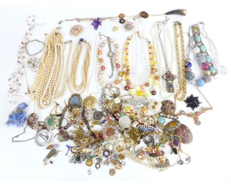 A collection of costume jewellery including vintage brooches, beads, jet brooch, foiled paste stick pin etc&nbsp;