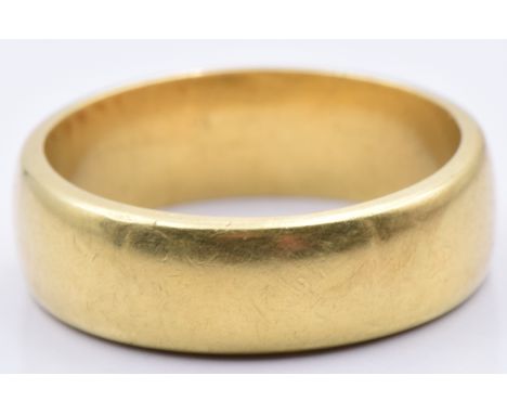 A yellow metal wedding band/ring, 7g, size M