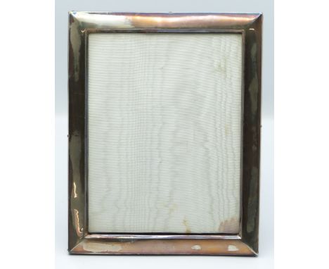 Edward VII hallmarked silver photograph frame to suit 8 x 6 inch photo, with easel back to suit portrait or landscape orienta