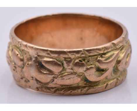 A yellow metal ring with embossed decoration, 3.8g, size G/H&nbsp;