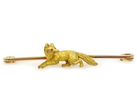 Gold fox brooch with ruby eyes, stamped 15ct Condition Report & Further Details Approx 6.9gm, length = 5.7cm Click here for f