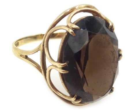 9ct gold smoky quartz dress ring, hallmarked  Condition Report & Further Details Approx 5.1gm, size R-SClick here for further