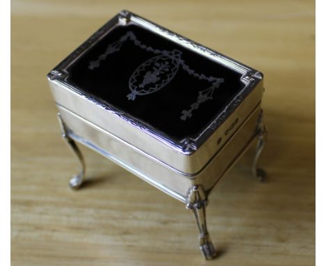 A George V silver rectangular trinket box, lid inset with pique inlaid tortoiseshell, 5.5cm x 4cm x 5cm high, London 1908