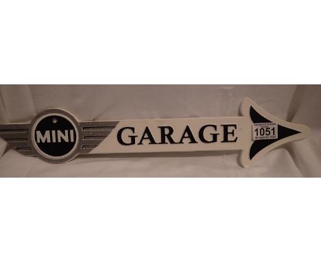 Cast iron Mini garage arrow, L: 40 cm. P&amp;P Group 1 (£14+VAT for the first lot and £1+VAT for subsequent lots) 