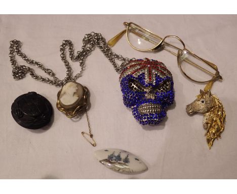 Mixed collectables including Pinchbeck cameo and half moon spectacles. P&amp;P Group 1 (£14+VAT for the first lot and £1+VAT 