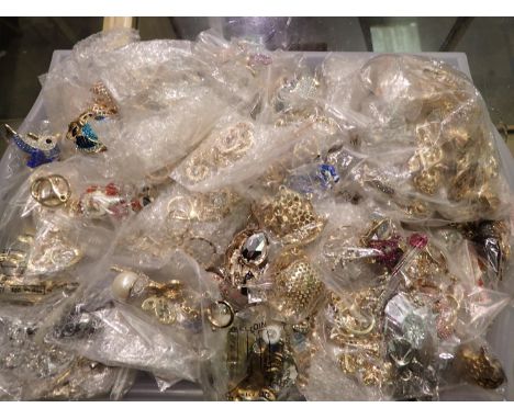 Large quantity of diamante key rings. P&amp;P Group 1 (£14+VAT for the first lot and £1+VAT for subsequent lots) 