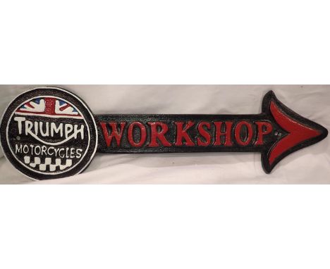 Cast iron Triumph motorcycles workshop arrow, W: 40 cm. P&amp;P Group 2 (£18+VAT for the first lot and £3+VAT for subsequent 